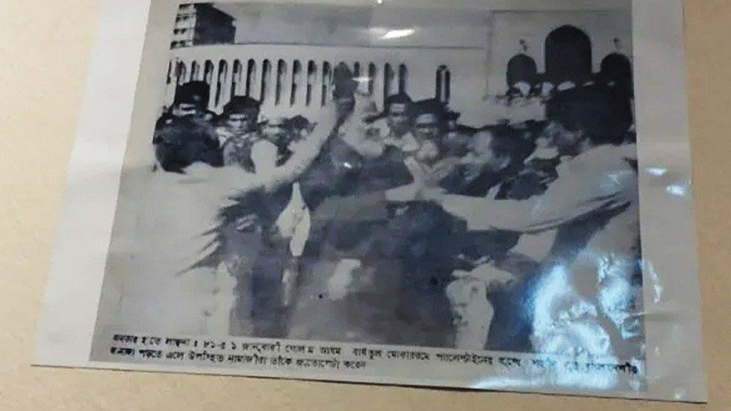 এবার ডাকসুর সংগ্রহশালায় সাঁটানো হলো গোলাম আযমের জুতাপেটা করার ছবি