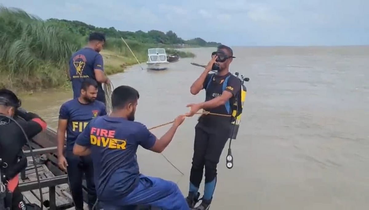 রাজশাহীতে পদ্মায় নৌকাডুবি, বাবা-ছেলে নিখোঁজ