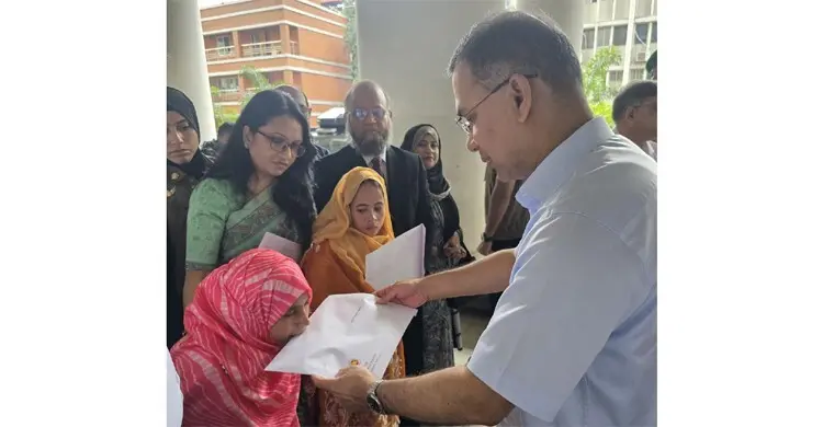 প্রতিবন্ধী তিন ব্যক্তির হাতে নিয়োগপত্র তুলে দিলেন প্রধানমন্ত্রী