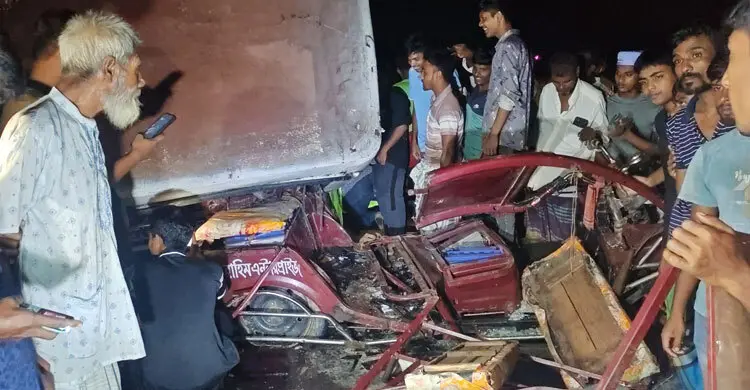 জামালপুরে বাস উল্টে ইজিবাইকে চাপা: নিহত বেড়ে ৪