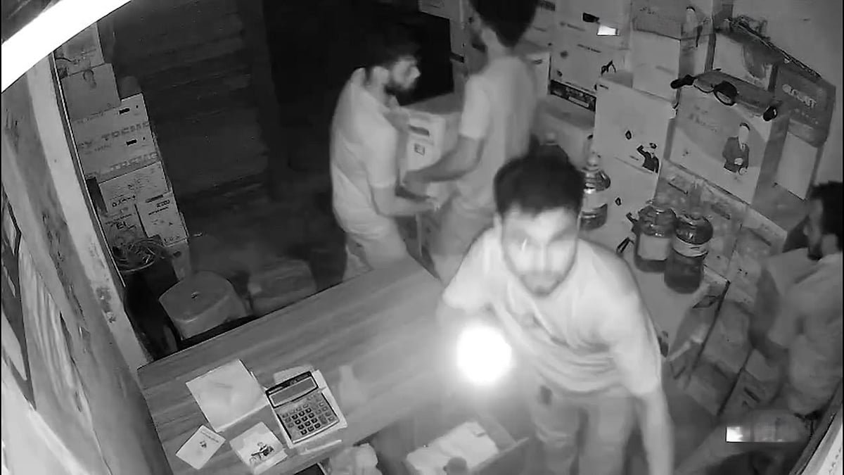 দোকানের সব মালামাল নিয়ে গেল চোর, সিসি ক্যামেরায় ধরা পড়ল সেই মুহূর্ত