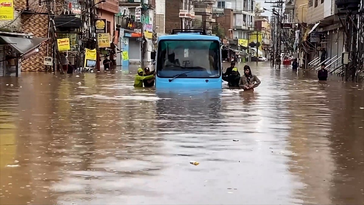 মুষলধারে বৃষ্টিতে পানির নিচে ইসলামাবাদ-রাওয়ালপিন্ডি