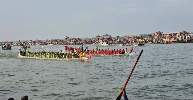 নিকলী হাওরে ঐতিহ্যবাহী নৌকাবাইচ
