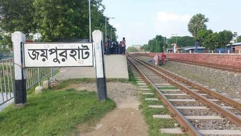 জয়পুরহাটে ট্রেনের ধাক্কায় যুবক নিহত
