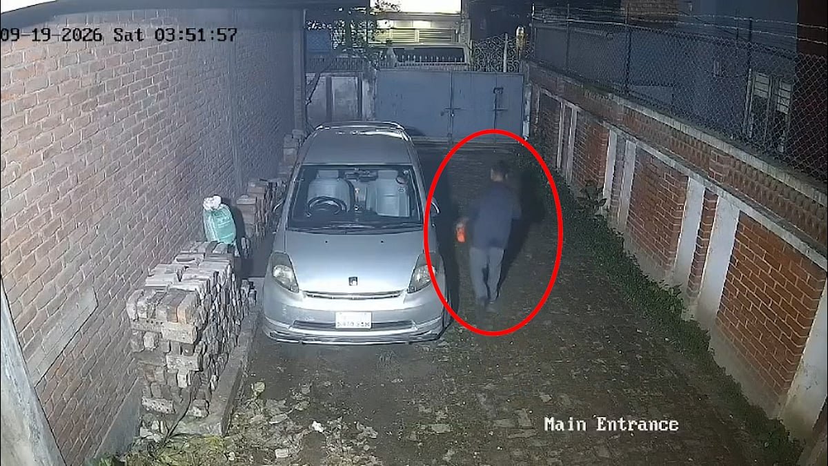 দেয়াল টপকে ঢুকল যুবক, বাসা থেকে ২৫ লাখ টাকার মালামাল চুরি
