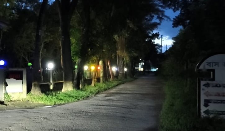 বরগুনায় কর্মকর্তারাই করছেন বিদ্যুৎ অপচয় 