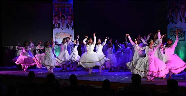 দর্শক সারিতে বসে জাসাসের সাংস্কৃতিক অনুষ্ঠান উপভোগ করলেন প্রধানমন্ত্রী