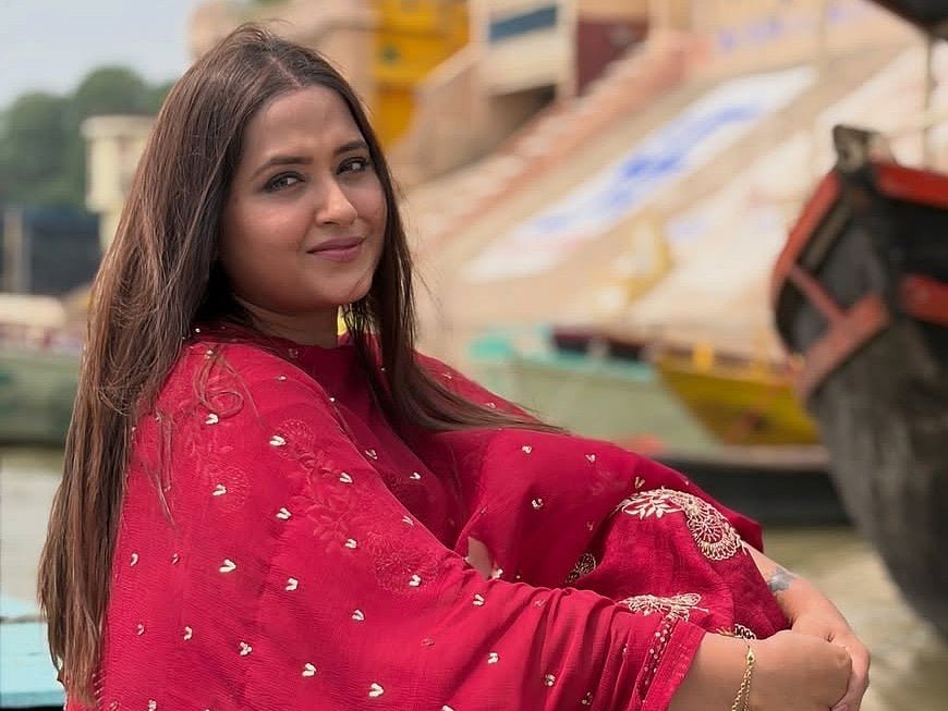 কাজল রাঘবানিকে দেখতে ভিড়, গাড়ির কাচ ভাঙচুর