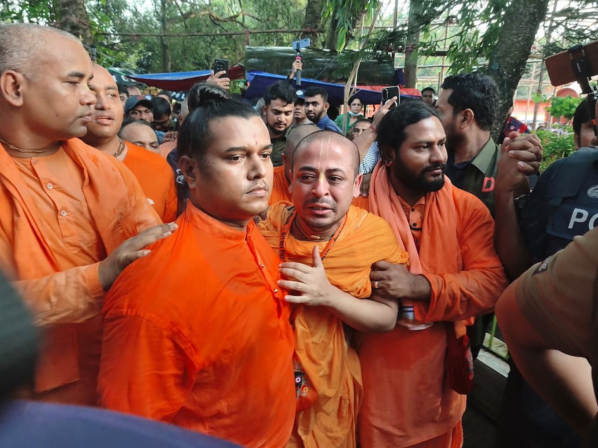 প্যারোলে মুক্তি পেয়ে মায়ের শেষকৃত্যে চিন্ময় দাস