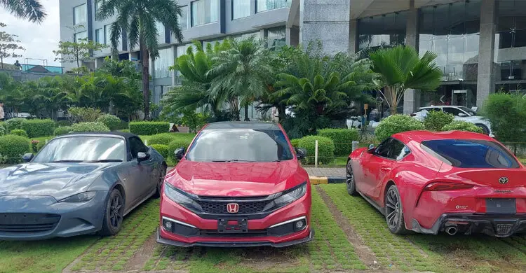 বাবাদের উপহারের বিলাসবহুল গাড়ি কক্সবাজারে এনে বেকায়দায় ছেলেরা