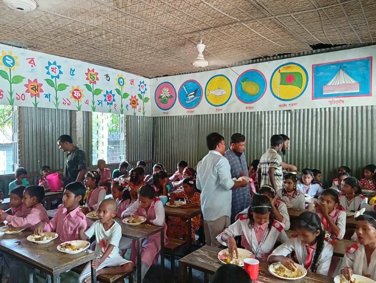 আলোর পাঠশালায় শিক্ষার্থীদের উৎসবমুখর বনভোজন আয়োজন