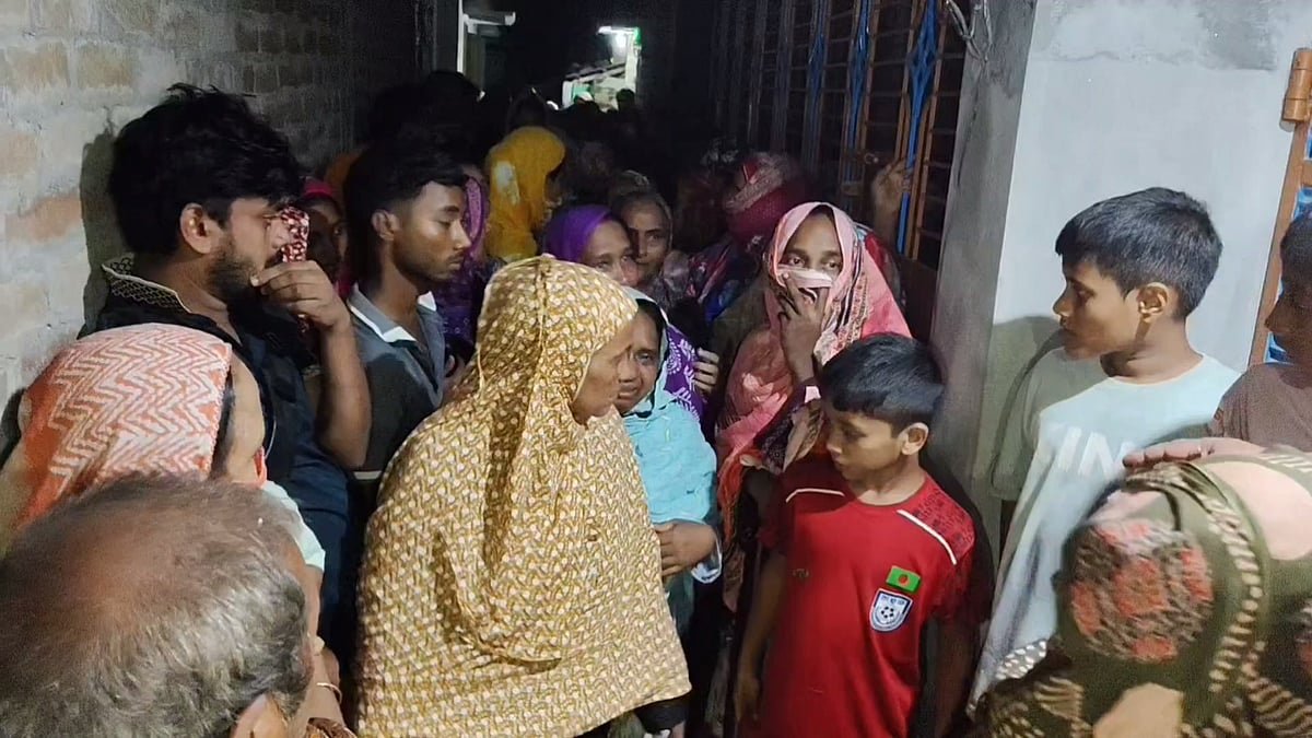 মেঝেতে পড়ে ছিল গৃহবধূর রক্তাক্ত লাশ, পাশেই ফ্যানের হুকে ঝুলছিল স্বামীর মরদেহ
