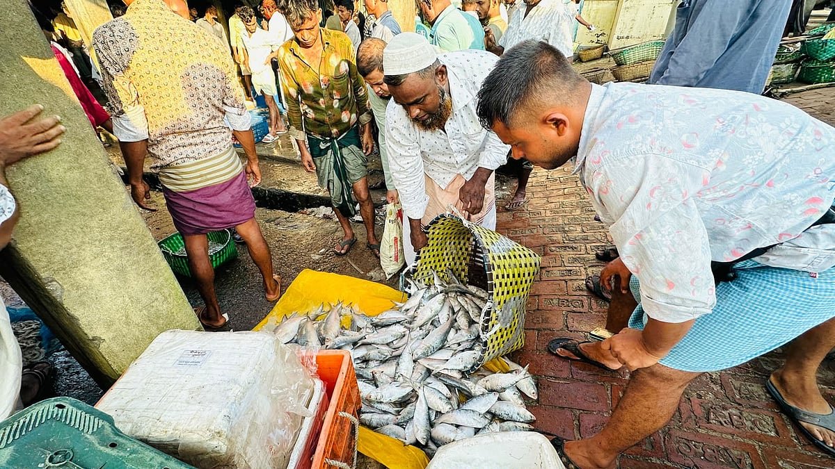 ৩ ঘণ্টার যে বাজারে প্রতিদিন বিক্রি হয় ৫ কোটি টাকার মাছ