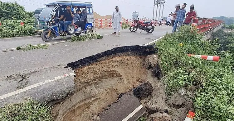 চাঁদপুর-লক্ষ্মীপুর সেতুর সংযোগ সড়কের ১৫ মিটার ধস, ঝুঁকিতে যান চলাচল