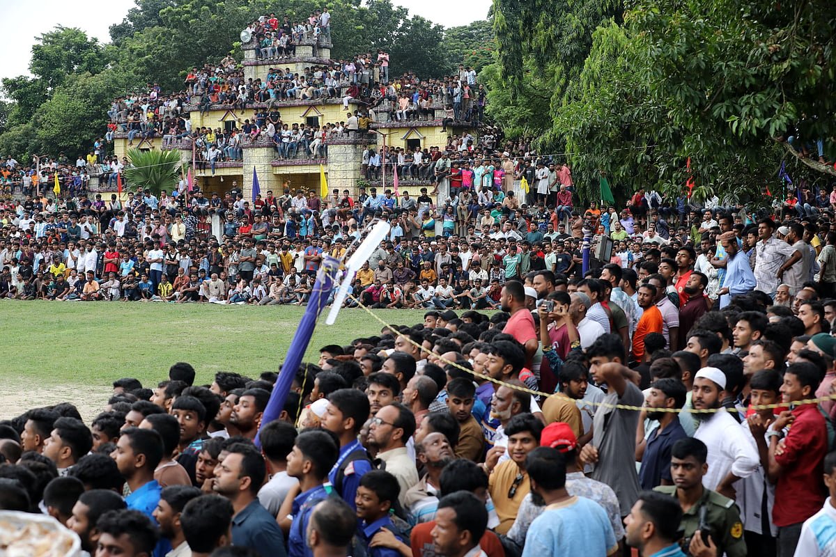 বগুড়ায় ফুটবল খেলা দেখতে মাঠে, গাছে, টাওয়ারেও দর্শক