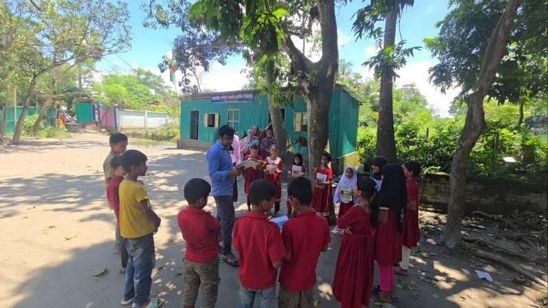 জরাজীর্ণ ভবন ও চুরির ঘটনায় গাছতলায় পাঠদান, কমলমতি শিক্ষার্থীদের দুর্ভোগ
