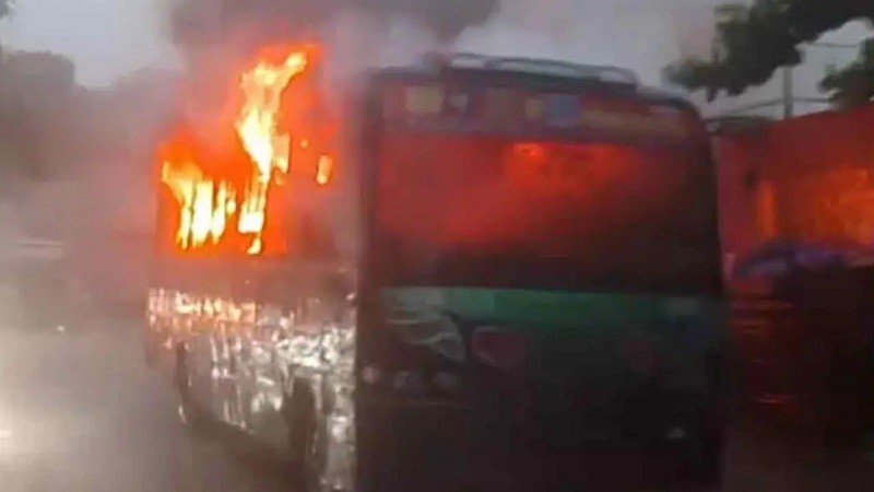 ভরদুপুরে রাজধানীতে বাসে আগুন