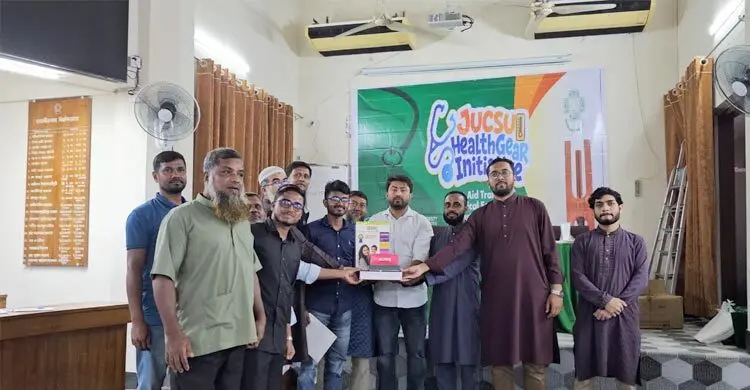 জাকসুর উদ্যোগে হলে চিকিৎসা সরঞ্জাম বিতরণ