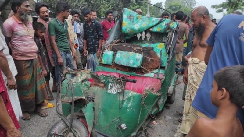 সিরাজগঞ্জে ট্রাকের পেছনে সিএনজির ধাক্কা, নিহত ২