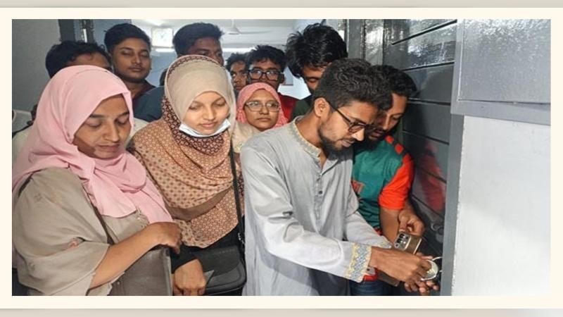 বরিশালে ‎সিভিল সার্জনের অপসারনের দাবীতে কক্ষে তালা