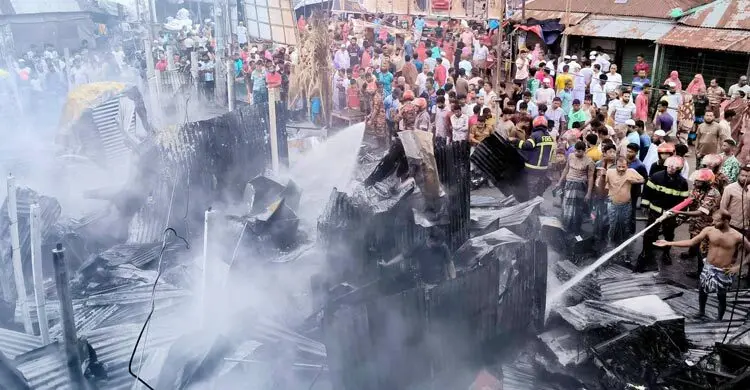 সিরাজগঞ্জে বাজারে আগুন লেগে পুড়লো ৭ দোকান