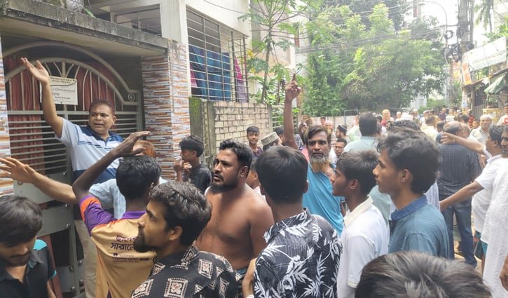 খুলনায় মাদক কারবারির বাড়িতে বিক্ষুব্ধ জনতার হামলা