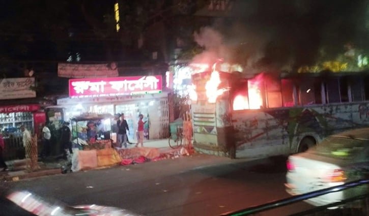 রাজধানীতে ৩ বাসে আগুন, ৪ ককটেল বিস্ফোরণ