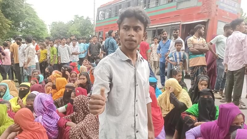 গৌরীপুরে বকেয়া বেতন ও ছাঁটাই বন্ধের দাবিতে মহাসড়ক অবরোধ