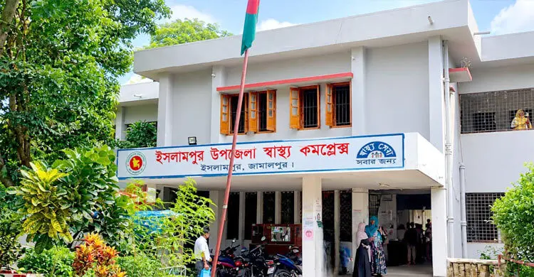 অটোতে বিদ্যুৎস্পৃষ্টে চালকের মৃত্যু, বাঁচাতে গিয়ে আহত মেয়ে