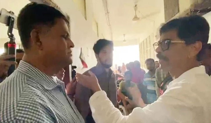 ‘সুইপার আর হারপিক নিয়ে আসেন, আমি ক্লিন করি’ 