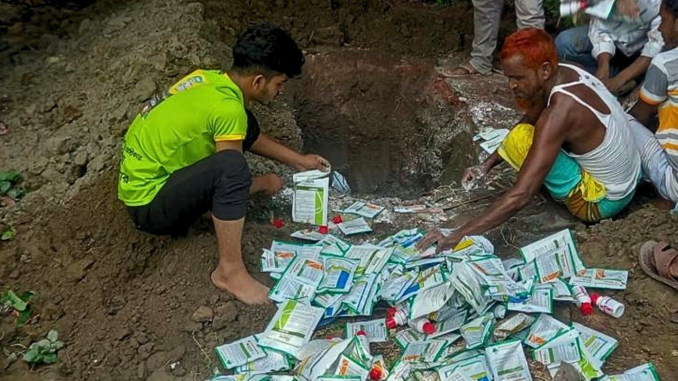 দশ লক্ষ টাকার মেয়াদোত্তীর্ণ কীটনাশক উদ্ধার, ম্যানেজারকে জরিমানা