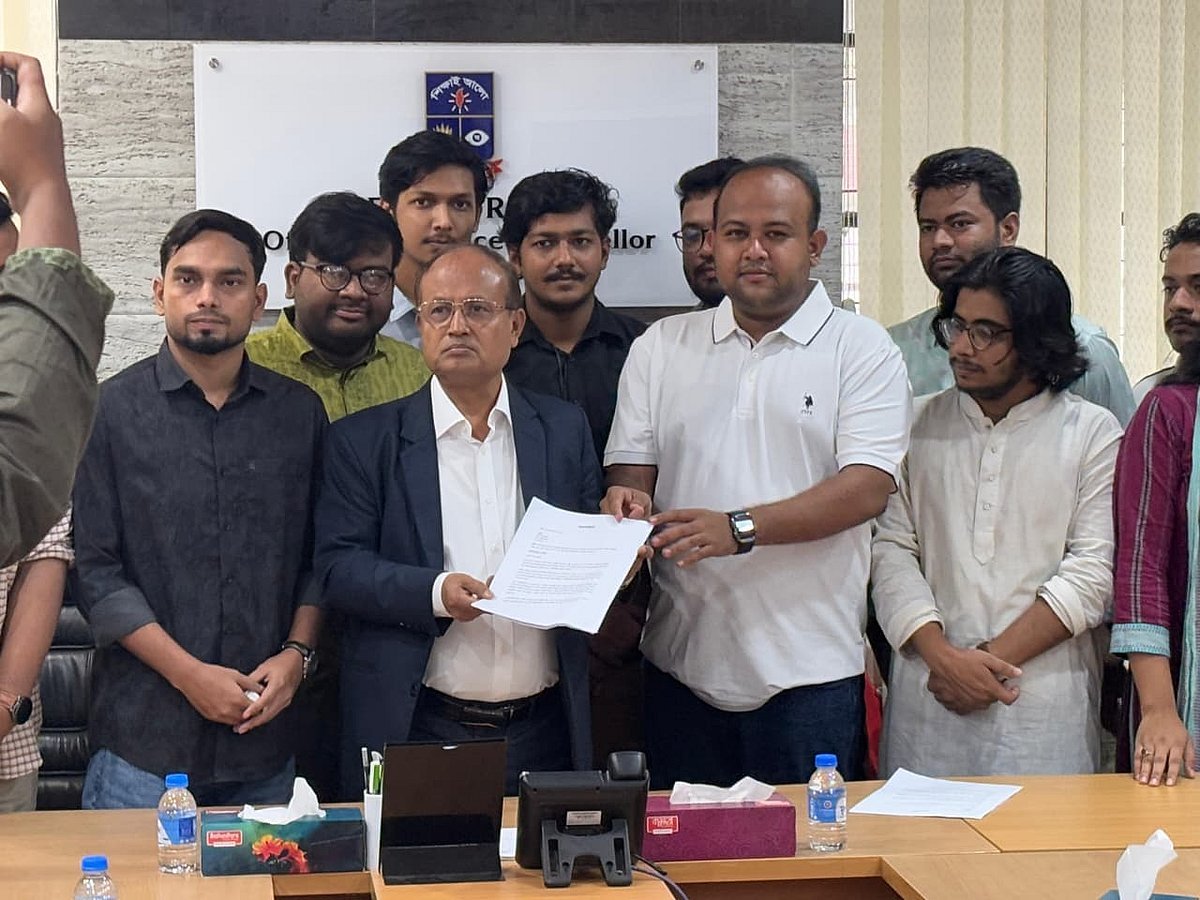 ঢাকা বিশ্ববিদ্যালয়ে সৌরবিদ্যুৎ প্রকল্পের প্রস্তাব ছাত্রদল নেতার, উপাচার্যকে স্মারকলিপি