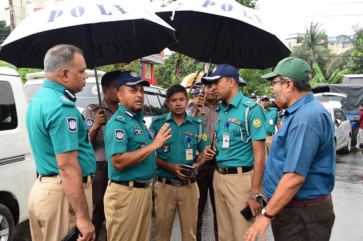 মহাখালী টার্মিনালে অপেক্ষায় থাকা বাস পূর্বাচল ডিপোতে সরাতে ডিএমপির অভিযান