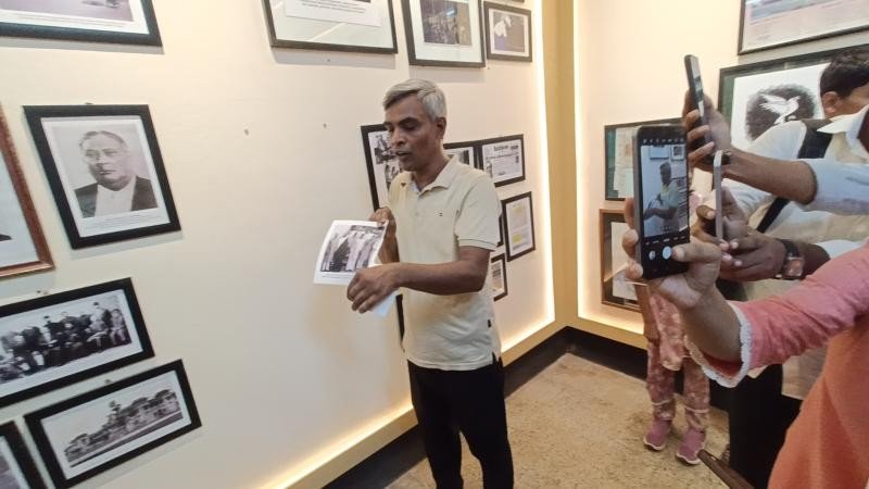ডাকসুর সংগ্রহশালায় থাকা জিন্নাহর ছবি ভাঙচুর ও ছুড়ে ফেলা দেয়া হয়েছে