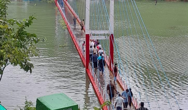 ডুবে গেছে রাঙামাটির ঝুলন্ত সেতু, পারাপারে নিষেধাজ্ঞা