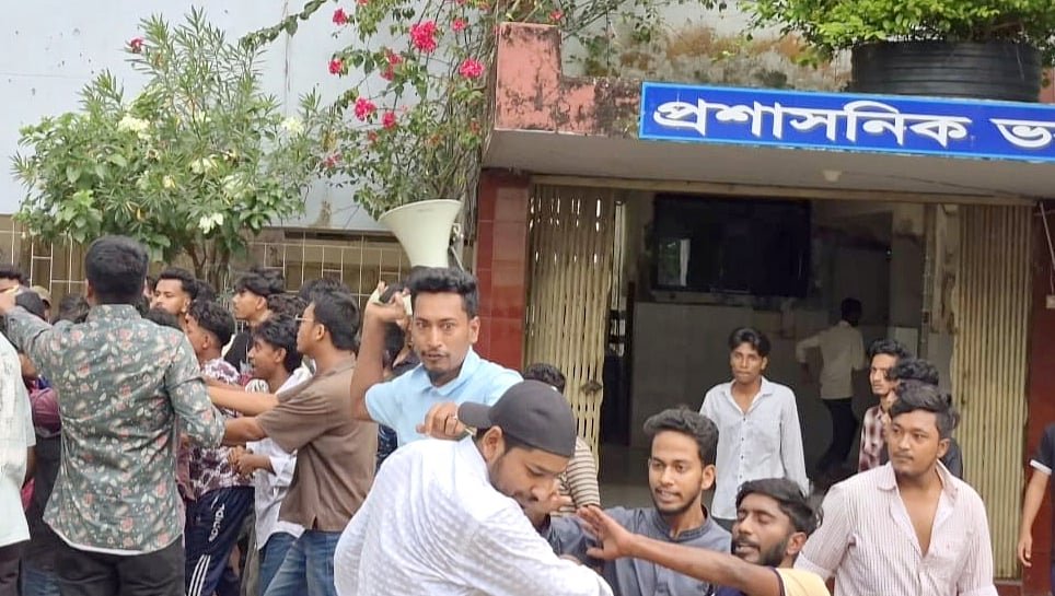 কুমিল্লা ভিক্টোরিয়া কলেজে ছাত্রদলের কমিটি ঘোষণার পরদিন দুই পক্ষের সংঘর্ষ