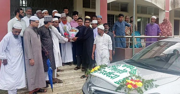 ৪০ বছরের পেশা থেকে রাজকীয় বিদায় শিক্ষকের