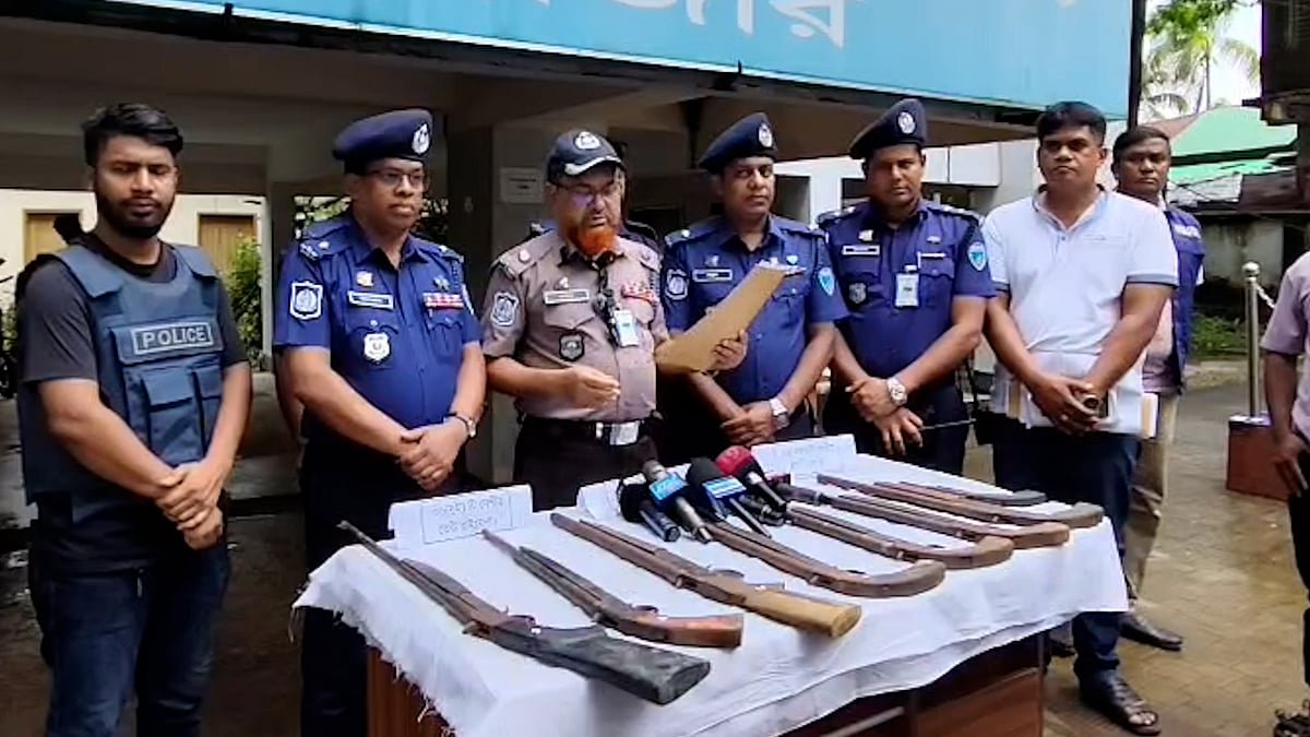 মহেশখালীতে তৈরি হচ্ছিল দেশি রাইফেল, ২ অস্ত্র ব্যবসায়ী গ্রেপ্তার