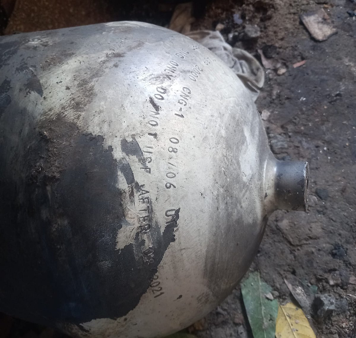 সিলিন্ডারের গায়ে লেখা ‘ডো নট ইউজ আফটার ২০২১’
