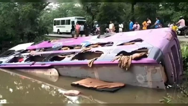 জবির সাবেক শিক্ষার্থীদের বহনকারী বাস পুকুরে, আহত ১৫