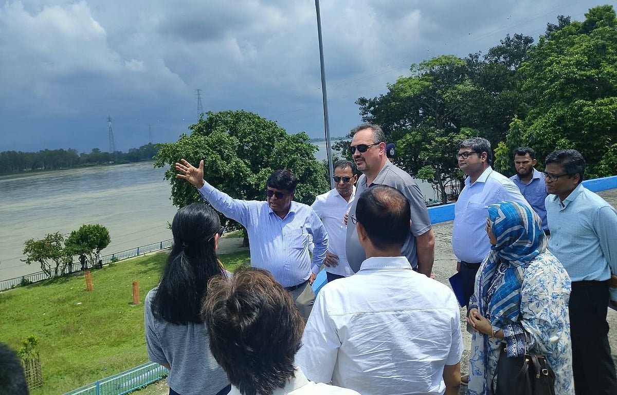 স্ত্রীকে নিয়ে তিস্তা ব্যারাজ ঘুরে দেখলেন মার্কিন রাষ্ট্রদূত