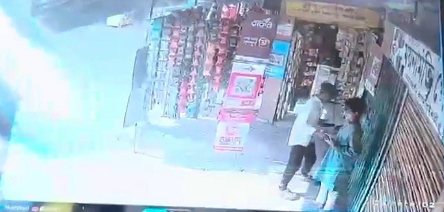 সিসিটিভি ফুটেজে অপ্রতীমের সঙ্গে দেখা যায় একজনকে, তাকে জিজ্ঞাসাবাদ করছে পুলিশ