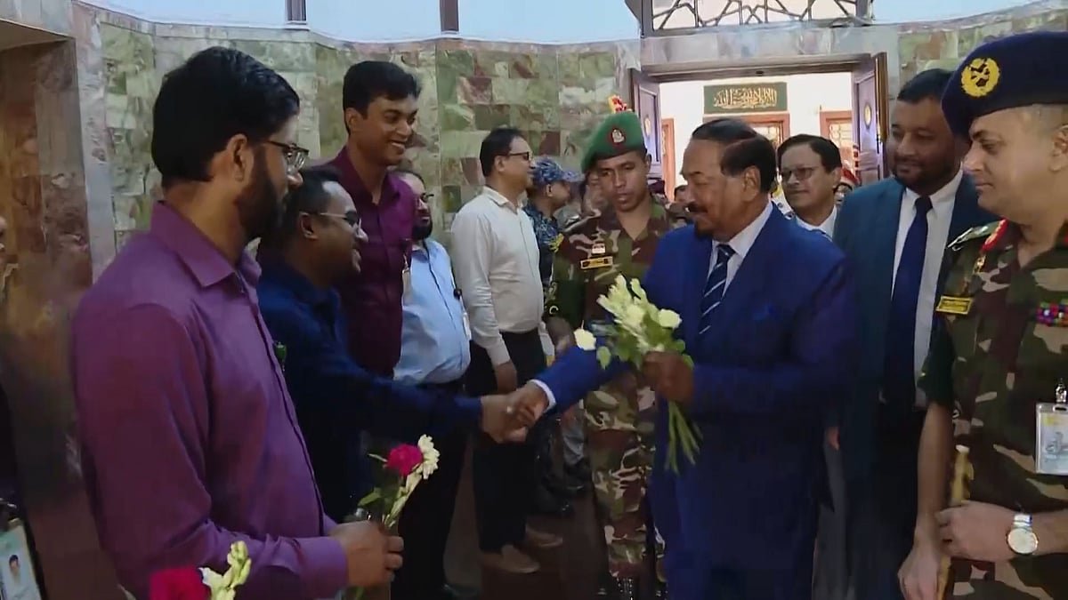 গার্ড অব অনারে বঙ্গভবন থেকে বিদায় নিলেন ভারপ্রাপ্ত রাষ্ট্রপতি হাফিজ উদ্দিন