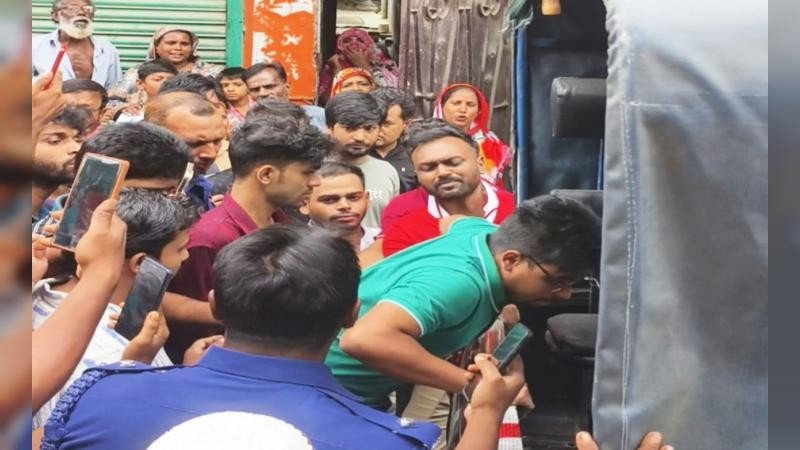 সিরাজগঞ্জে পারিশ্রমিক চাওয়াকে কেন্দ্র করে রাঁধুনিকে মারধর, পুলিশ হেফাজতে শিক্ষার্থী