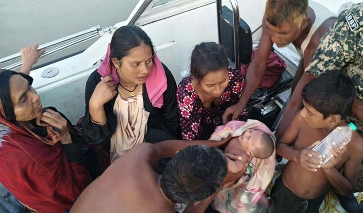 পদ্মায় নৌকাডুবি, ১০ বাংলাদেশিকে উদ্ধার করল বিএসএফ