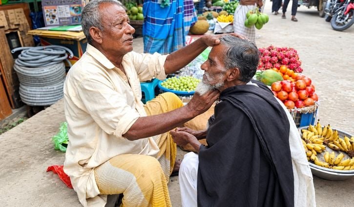 ৫৫ বছর ধরে কাঁচি-চিরুনিই প্রতুলের জীবনের সঙ্গী 
