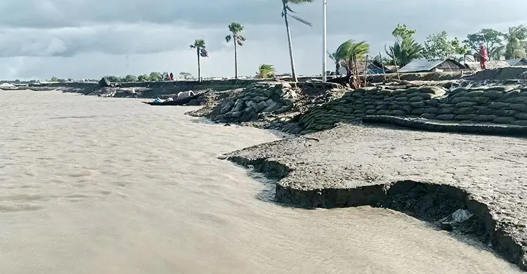 সংস্কার চলছে, তবু ভাঙনের শঙ্কা সাতক্ষীরার উপকূলীয় বেড়িবাঁধে