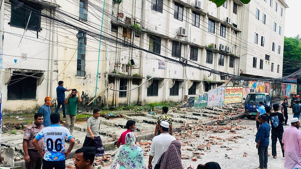 টিসিবির পণ্য নিতে গিয়ে দেয়াল ধসে নিহত ২