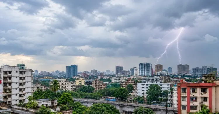 ঢাকার আকাশ মেঘলা, বজ্রসহ বৃষ্টির আভাস