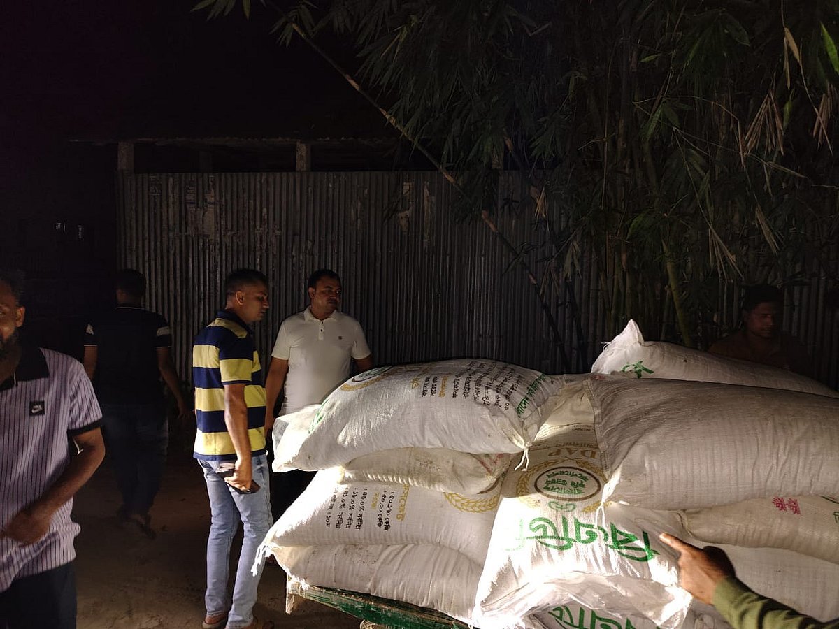 ভ্যানে তল্লাশির পর মিলল ২৩ বস্তা সার, পালিয়ে গেলেন চালক